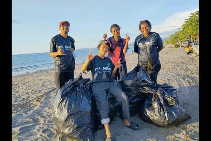 Foto berita: Hanya Empat Relawan Turun Bersih-Bersih Pantai, PTS Nabire Soroti Rendahnya Kepedulian Masyarakat