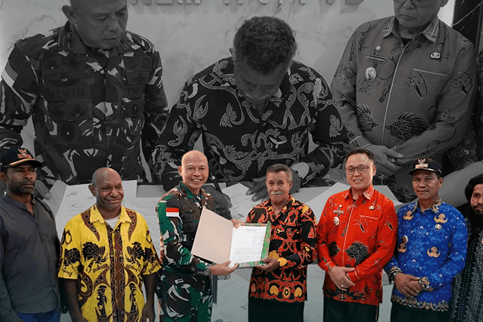 Foto berita: Dari Tanah Adat untuk Negeri: Pelepasan Hak Atas Tanah Kampung Legari IV kepada Korem 173/PVB