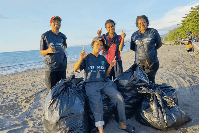 Foto berita: PTS Gelar Aksi Bersihkan Pantai Nabire