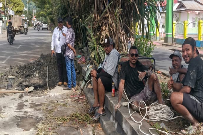 Foto berita: PDAM Nabire Bergerak Cepat Tangani Kebocoran Pipa di Jalan Merdeka