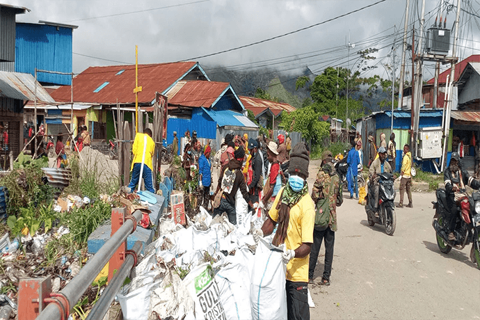 Foto berita: FK-PMLHK Jayapura Gelar Aksi ‘Peduli Kampung’, Bersihkan Sampah di Bantaran Kali Tuka Moanemani