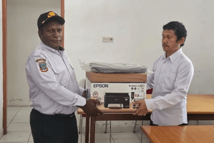 Foto berita: Tunjang Tugas, Kepala BPPRD Serahkan Perangkat Kerja kepada Bawahan