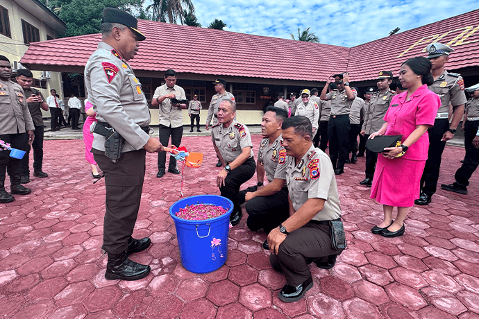Foto berita: Kapolda Papua Tengah Pimpin Upacara Kenaikan Pangkat 59 Personel dan PNS Polri