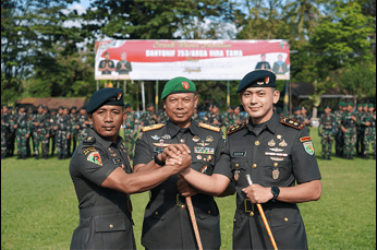 Foto berita: Tongkat Komando Resmi Berganti, Danrem 173/PVB Pimpin Sertijab Danyonif 753/AVT