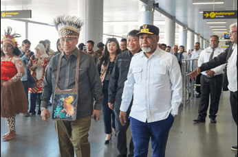 Foto berita: Wamen Bappenas Tiba di Timika Disambut Wagub Geley