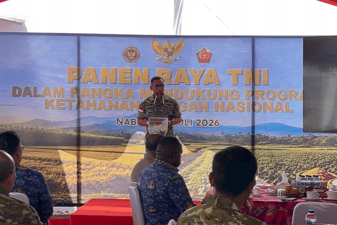 Foto berita: Padi Perkuat Ketahanan Pangan Nasional, Danrem 173/PVB Dampingi Kasdam XVII/Cenderawasih Pada Panen Raya Padi TNI di Nabire