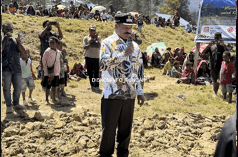 Foto berita: Wabup Puncak Letakkan Batu Pertama Gereja GKII Rehobot