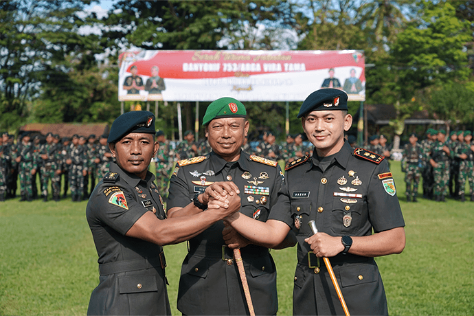 Foto berita: Tongkat Komando Resmi Berganti, Danrem 173/PVB Pimpin Sertijab Danyonif 753/AVT