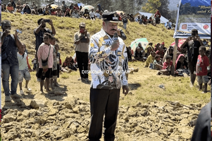 Foto berita: Wabup Puncak Letakkan Batu Pertama Gereja GKII Rehobot