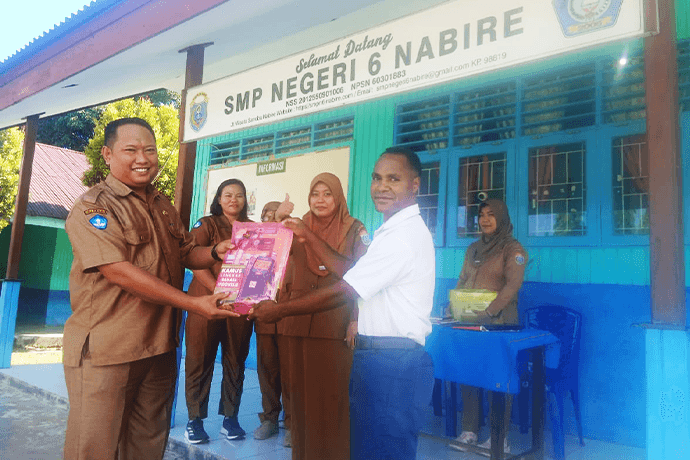 Foto berita: SMPN 6 Nabire Salurkan 100 Paket Alat Tulis BOSDa