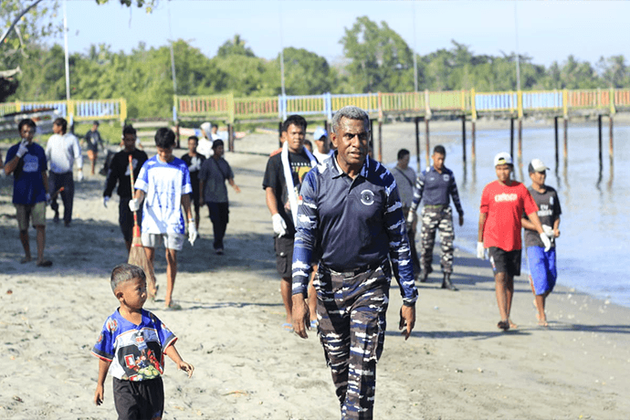 Foto berita: Lanal dan Masyarakat Gotong Royong Bersihkan Pantai Labani, Wujud Nyata Kepedulian Lingkungan