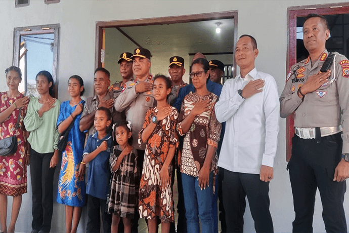 Foto berita: Sambut Hari Bhayangkara, Kapolda Papua Tengah Resmikan Bedah Rumah