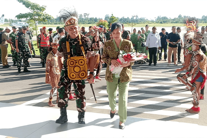 Foto berita: Forkopimda Paputeng Jemput Pangdam XVII/Cenderawasih di Bandara Douw Aturure