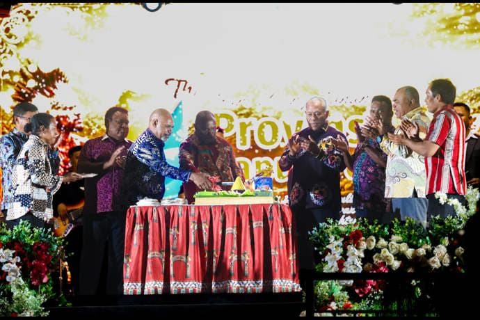 Foto berita: Gubernur Meki Luncurkan Program BANGKIT di Puncak HUT ke-4 Papua Tengah