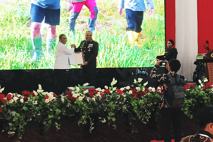 Foto berita: Polda Papua Tengah Terima Sertifikat Tanah untuk Pembangunan Markas Baru