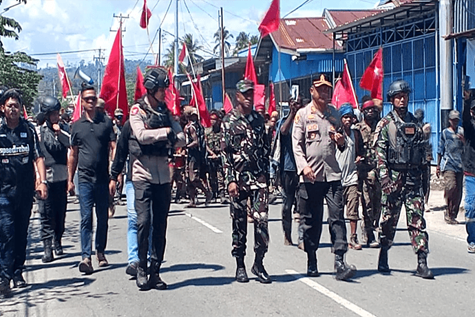 Foto berita: Aksi Massa KNPB Dikawal Menuju Kantor MRP Paputeng