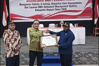Foto berita: Bupati Yudas Tebai Raih Penghargaan BKN, Arsip ASN Dogiyai Masuk 5 Besar se-Kanreg IX Jayapura