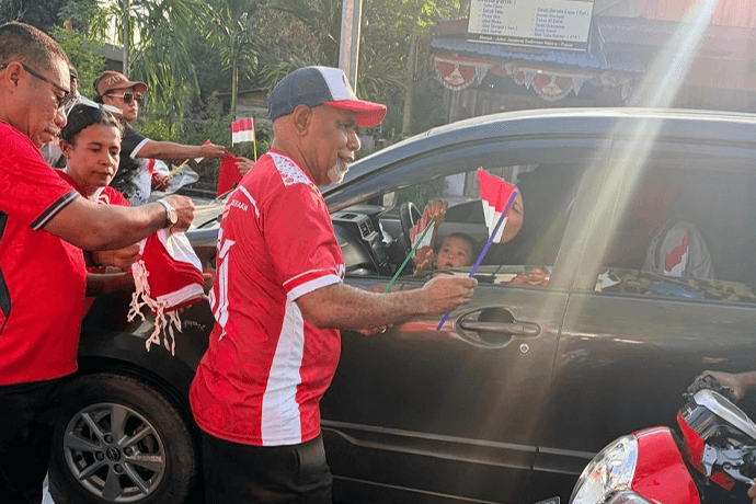 Foto berita: Wagub Papua Tengah Turun Bagikan Bendera