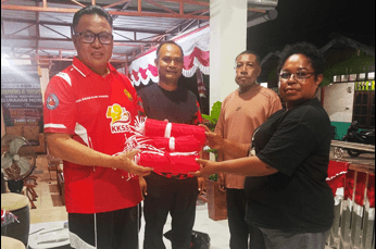 Foto berita: Wabup Nabire Serahkan 50 Bendera ke KPPP