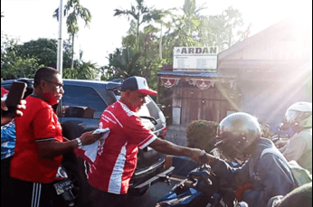 Foto berita: Jalan Santai dan Bagi Bendera, Papua Tengah Semarakkan HUT RI