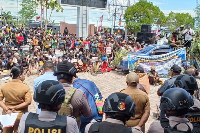 Foto berita: Massa SIMAPITOWA Mulai Orasi di DPR Papua Tengah