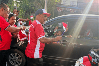 Foto berita: Wagub Papua Tengah Turun Bagikan Bendera