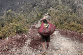 Foto berita: Bidan Penantang Gunung Demi Menjaga Nyawa di Agisiga