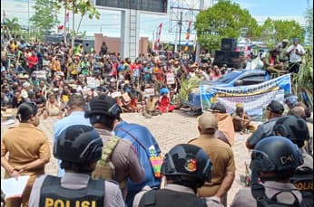 Foto berita: Massa SIMAPITOWA Mulai Orasi di DPR Papua Tengah