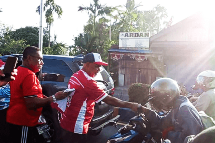 Foto berita: Jalan Santai dan Bagi Bendera, Papua Tengah Semarakkan HUT RI
