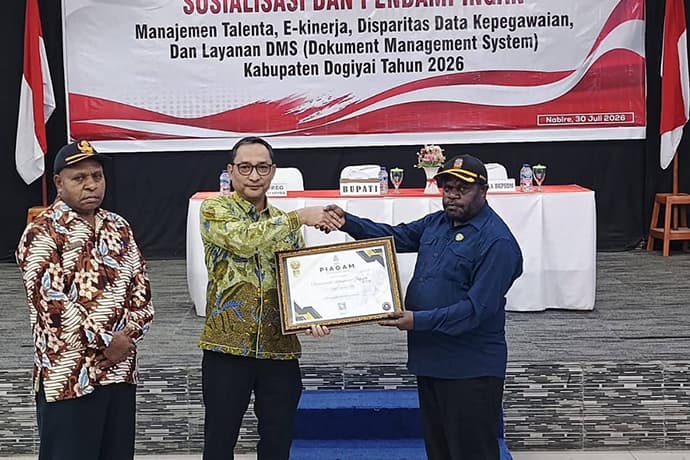 Foto berita: Bupati Yudas Tebai Raih Penghargaan BKN, Arsip ASN Dogiyai Masuk 5 Besar se-Kanreg IX Jayapura