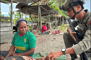 Foto berita: Patroli Dialogis Satgas Damai Cartenz Hadir di Tengah Aktivitas Warga Nabire