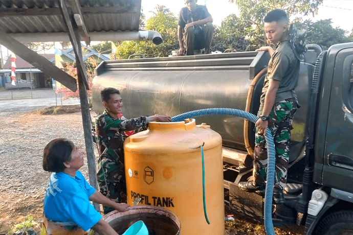 Foto berita: Peduli Masyarakat, TNI Salurkan Air Bersih ke Warga Bumi Raya