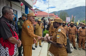 Foto berita: Bupati Elvis Tabuni Serahkan Dana Desa Tahap Pertama Kepada 206 Kampung