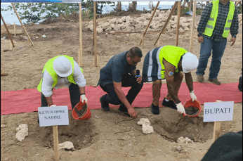 Foto berita: Bupati Mesak Letakkan Batu Pertama Kampung Nelayan