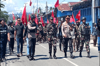 Foto berita: Aksi Massa KNPB Dikawal Menuju Kantor MRP Paputeng