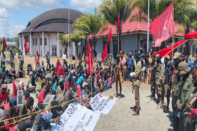 Foto berita: Suara Aspirasi: KNPB Serahkan Dokumen Politik di MRP Papua Tengah