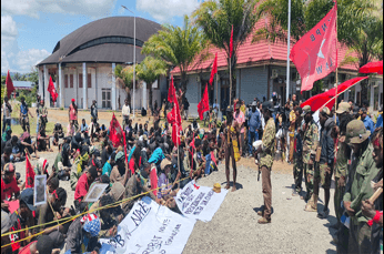 Foto berita: Suara Aspirasi: KNPB Serahkan Dokumen Politik di MRP Papua Tengah
