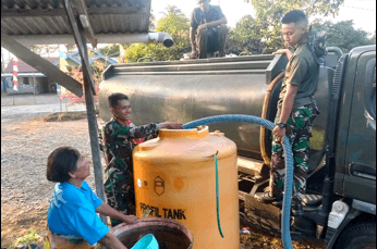 Foto berita: Peduli Masyarakat, TNI Salurkan Air Bersih ke Warga Bumi Raya