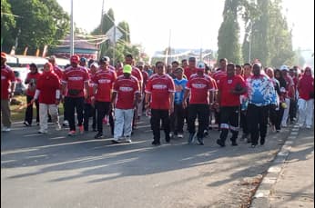 Foto berita: Jalan Santai dan Bagi Bendera, Papua Tengah Semarakkan HUT RI