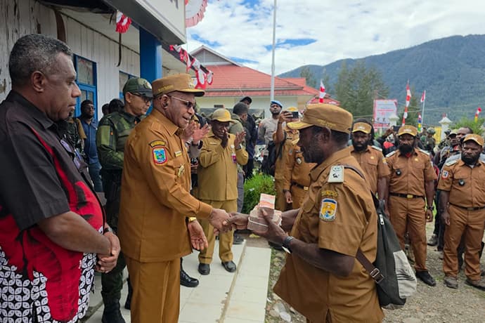 Foto berita: Bupati Elvis Tabuni Serahkan Dana Desa Tahap Pertama Kepada 206 Kampung