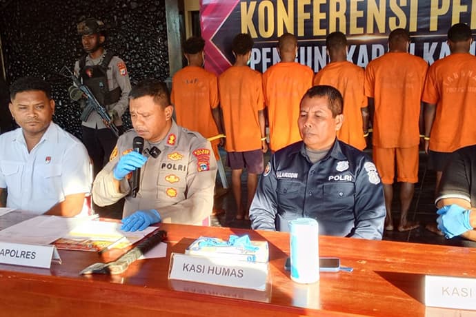 Foto berita: Menjaga Kepercayaan di Tengah Duka Waroki