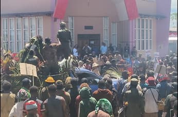 Foto berita: Tolak Perampasan Tanah Adat, Ribuan Massa Simapitowa Kepung DPR Papua Tengah
