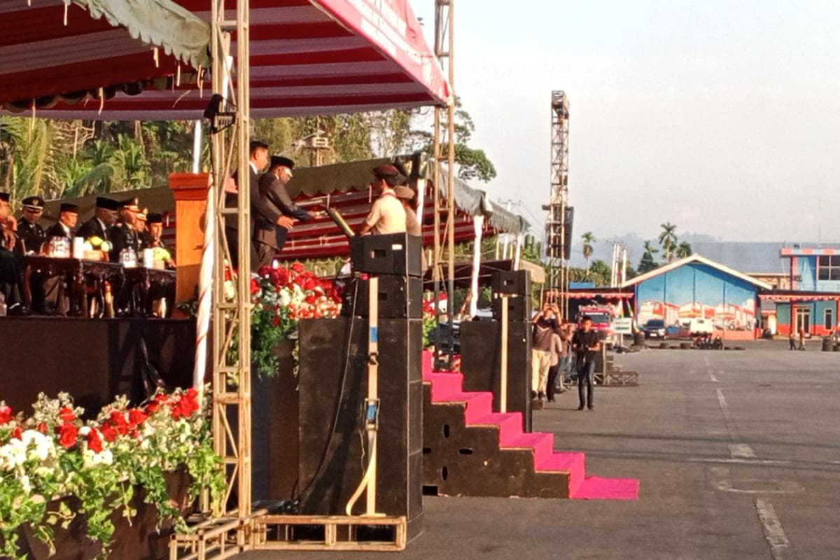 Foto berita: Gubernur Meki Fritz Nawipa Pimpin Upacara Taptu