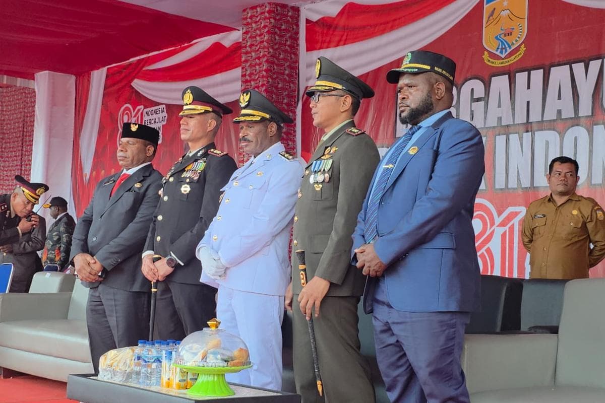 Foto berita: Wabup Puncak Pimpin Penurunan Bendera HUT RI Ke -81