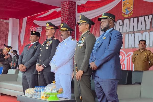 Foto berita: Wabup Puncak Pimpin Penurunan Bendera HUT RI Ke -81