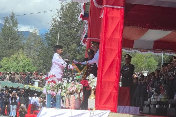 Foto berita: Bupati Puncak Pimpin Upacara di 2.309 Mdpl