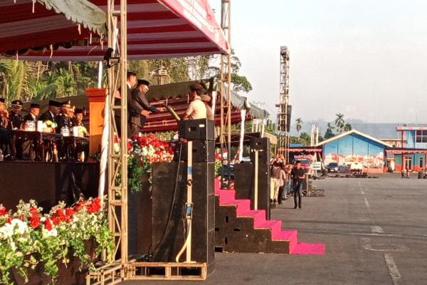 Foto berita: Gubernur Meki Fritz Nawipa Pimpin Upacara Taptu